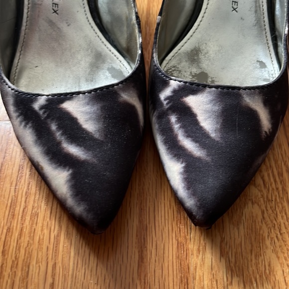 Anne Klein iflex Zebra Print Low Heel - Picture 2 of 6